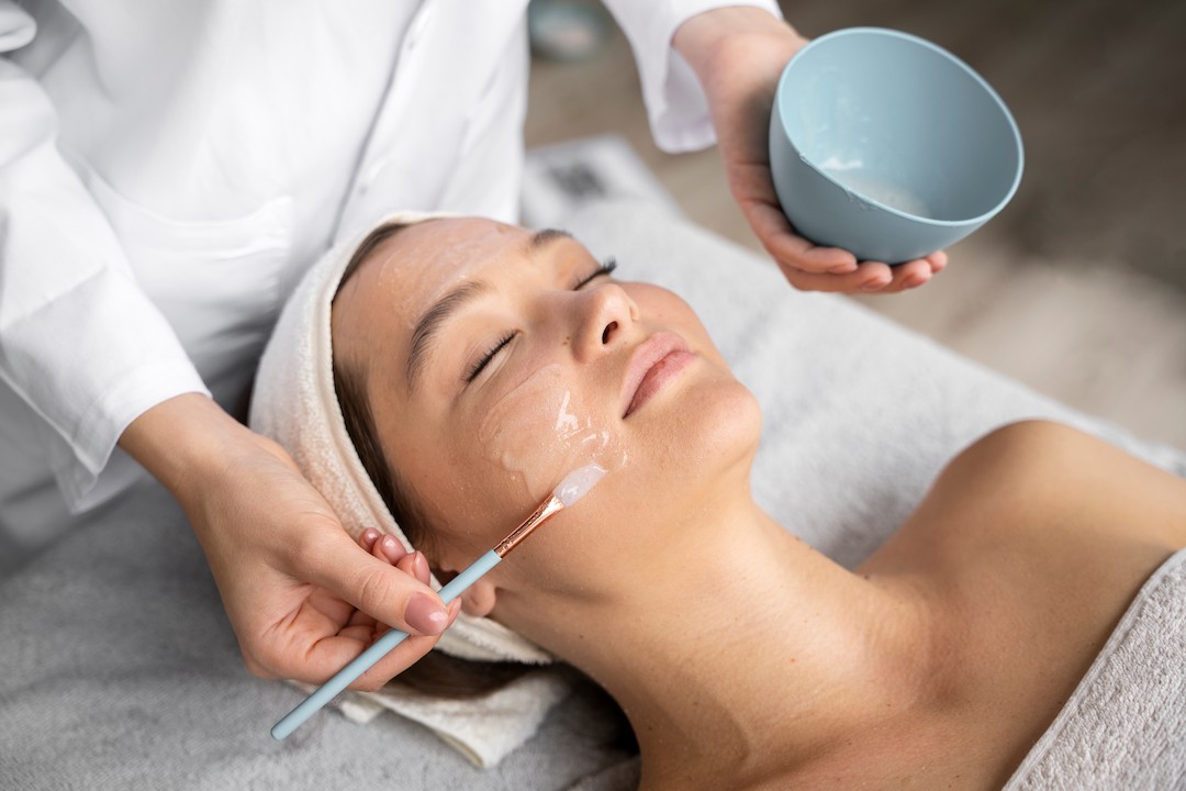 Aplicación profesional de tratamiento de peeling químico avanzado