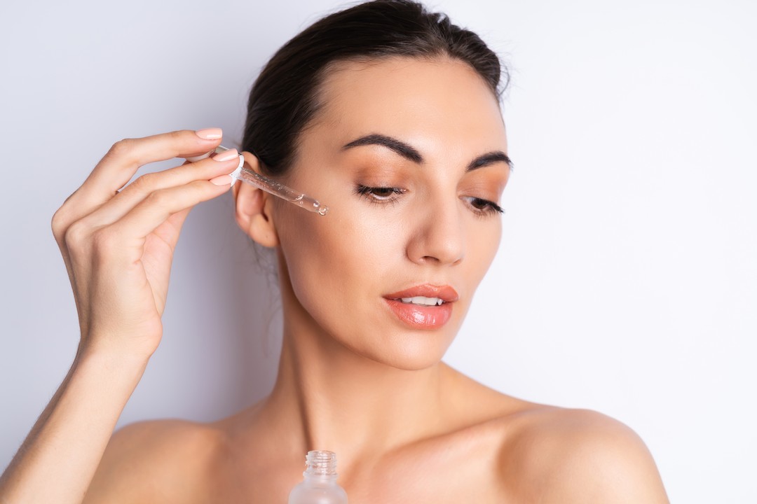 Aplicación precisa de relleno de ácido hialurónico para restaurar el volumen facial