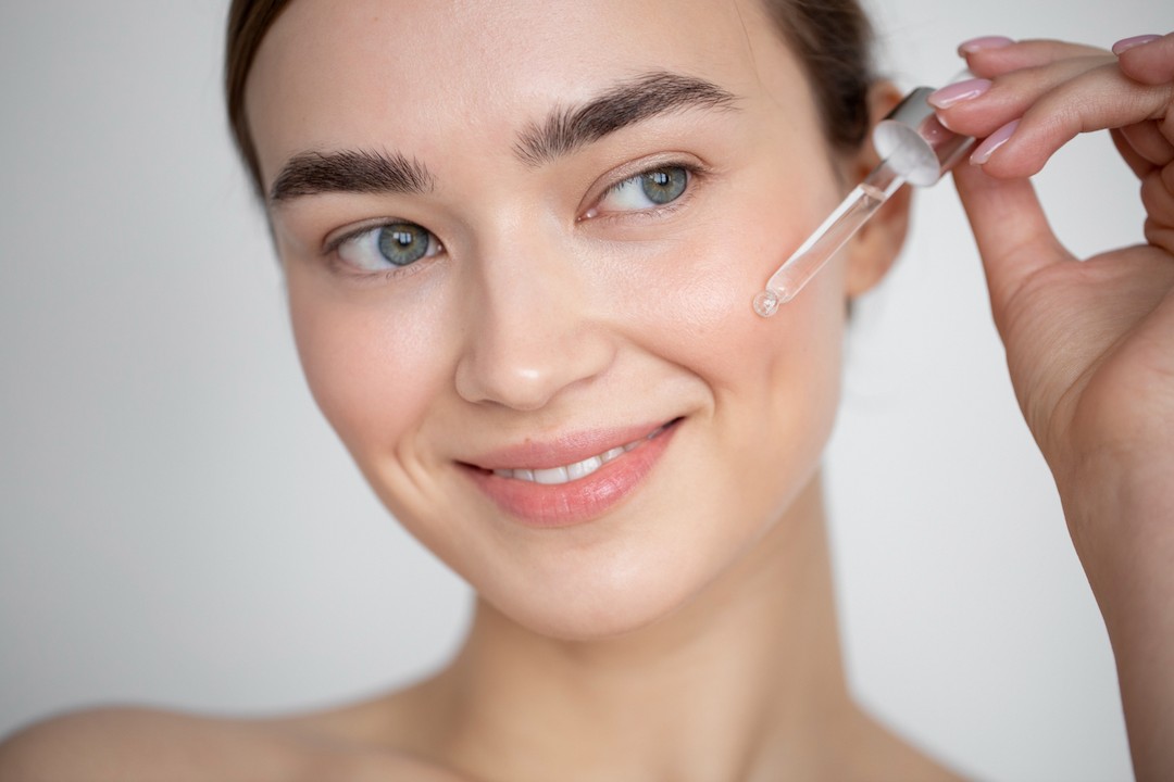 Piel radiante mostrando los efectos luminosos del tratamiento Skin Booster