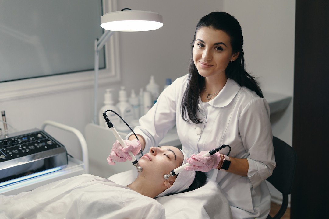 Estefanía Herrera at work with a colleague