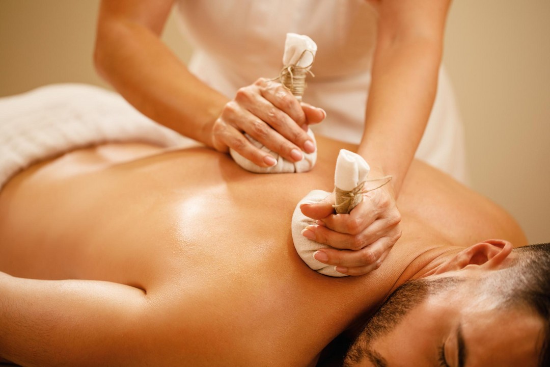 Terapeuta realizando técnicas de masaje holístico con trabajo energético