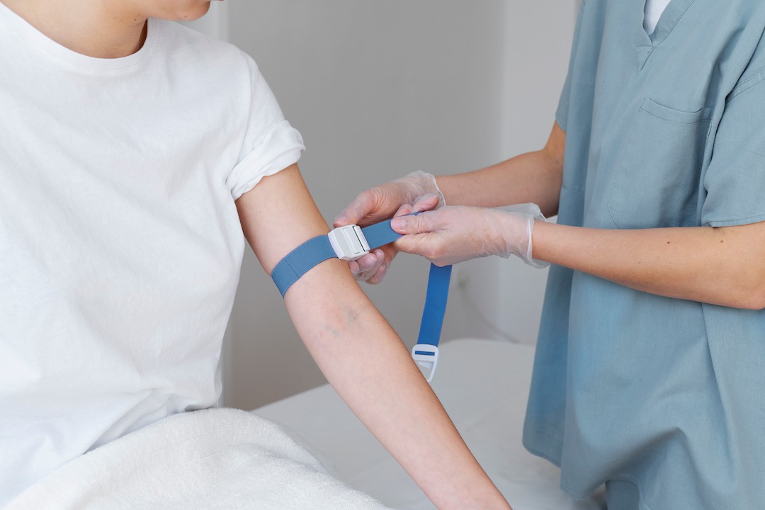 Profesional médico administrando terapia de quelación mediante goteo intravenoso