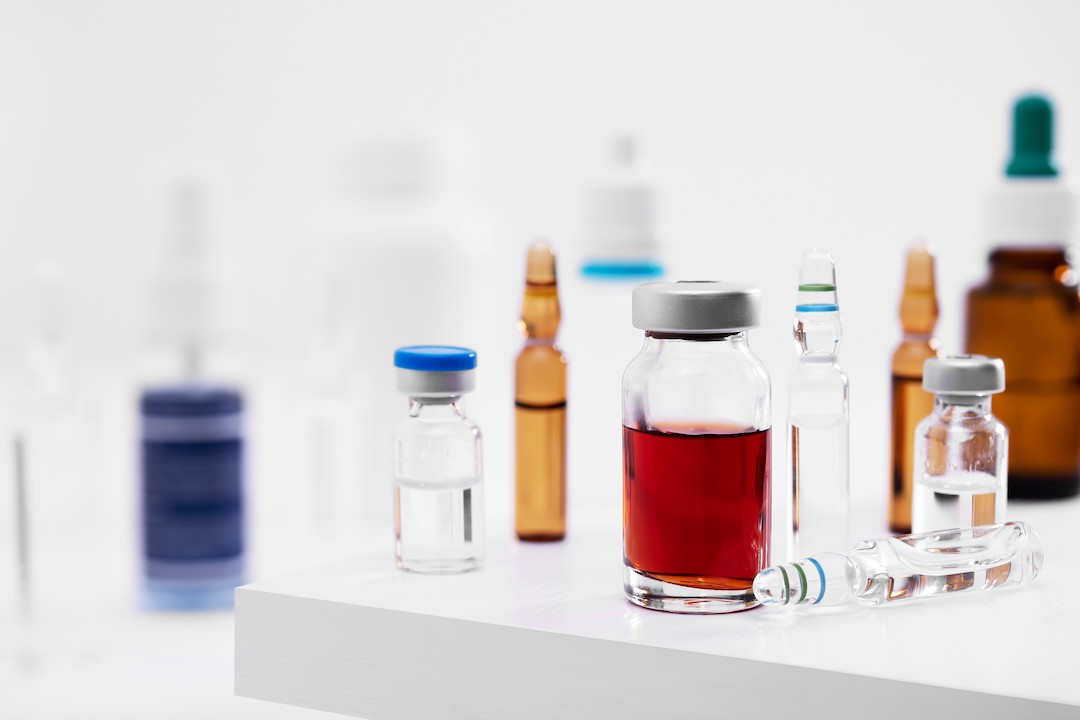 Solución colorida de Cóctel de Myers siendo administrada a través de terapia intravenosa