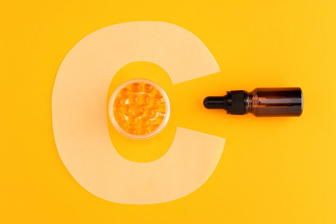 Solución de vitamina C de color naranja brillante siendo administrada por vía intravenosa