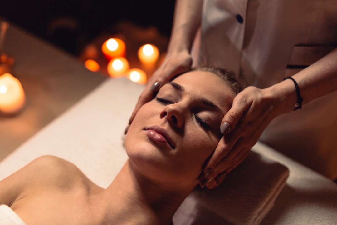 Silueta meditativa simbolizando reconexión interior